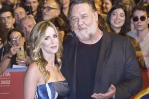 Özündən 27 yaş kiçik sevgilisi ilə pozalar verdi