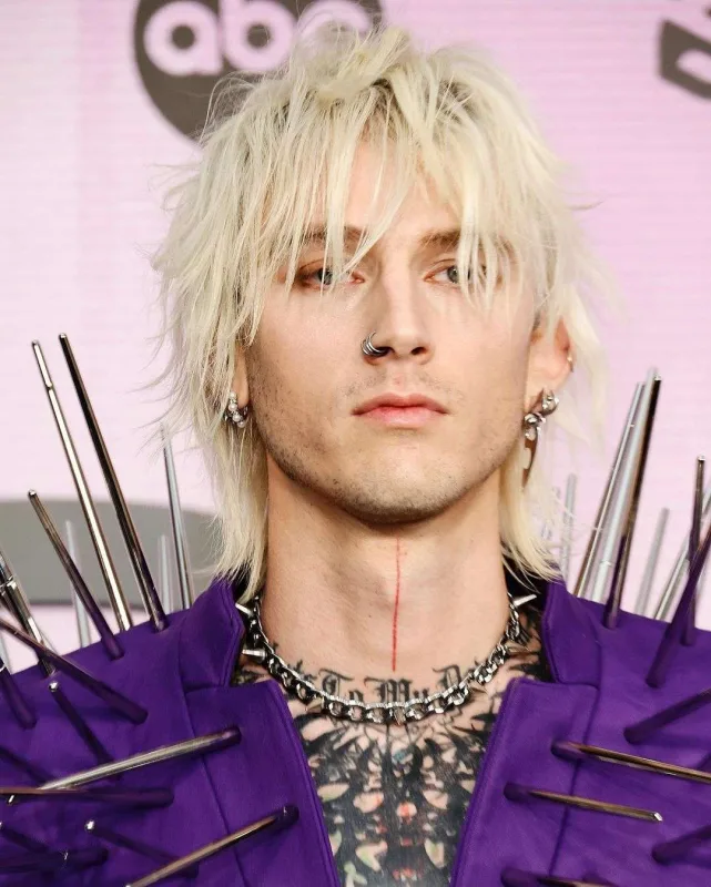 Ödülündən çox libası diqqət çəkdi