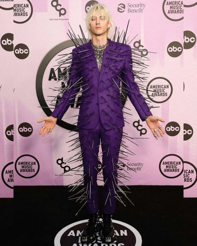 Ödülündən çox libası diqqət çəkdi