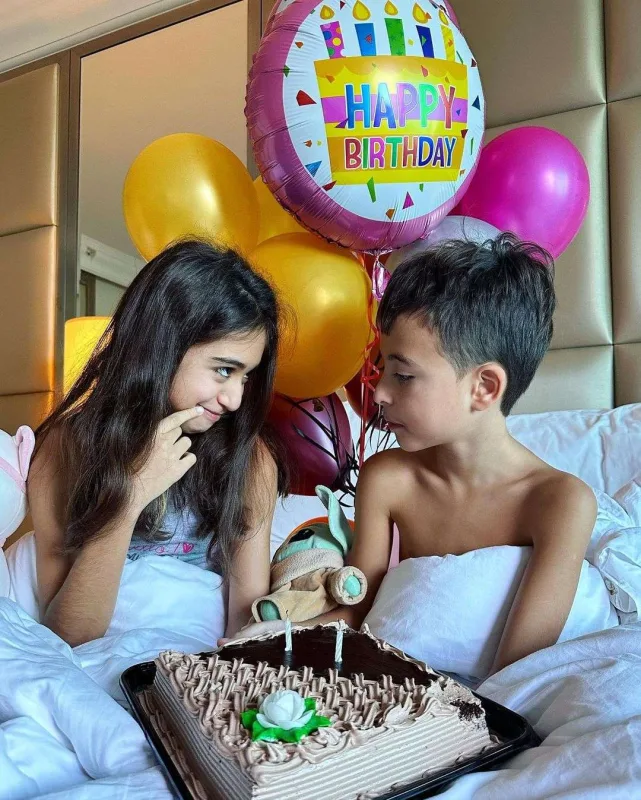 Əkizlərinə Dubayda sürpriz!