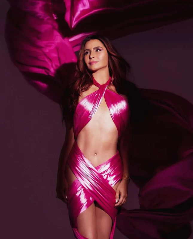 “Klon”un ulduzu yarıçılpaq şəkillərini paylaşdı