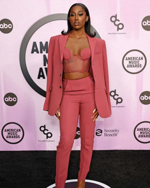 Bu dəfə qara xalçada...