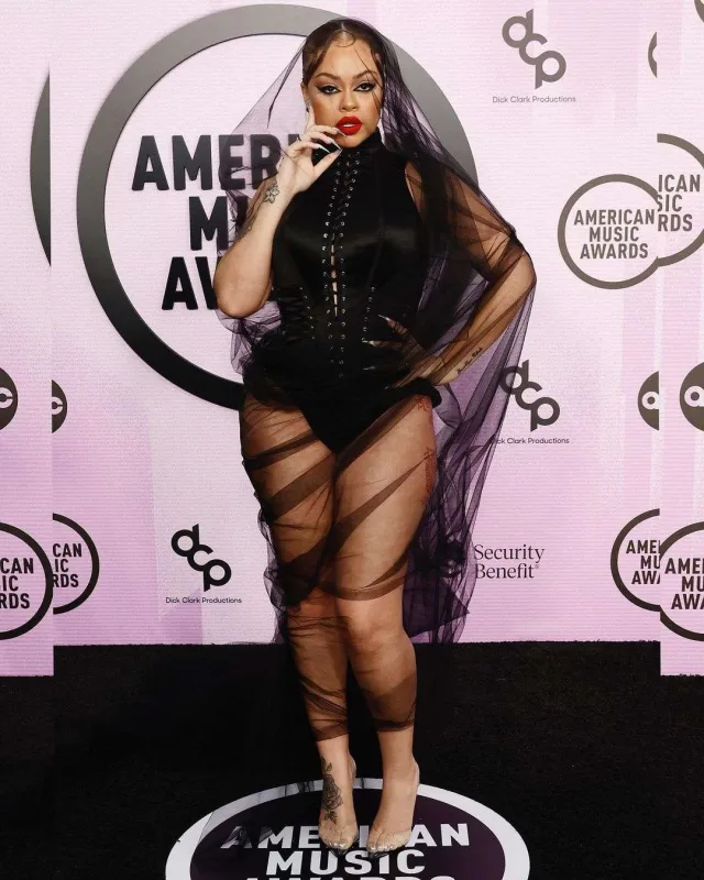 Bu dəfə qara xalçada...