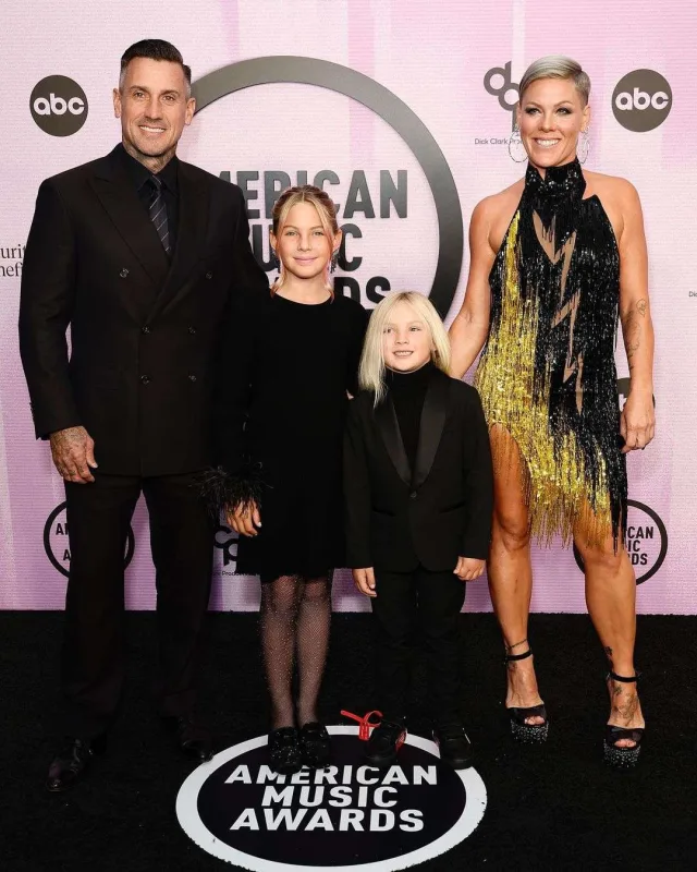 Bu dəfə qara xalçada...