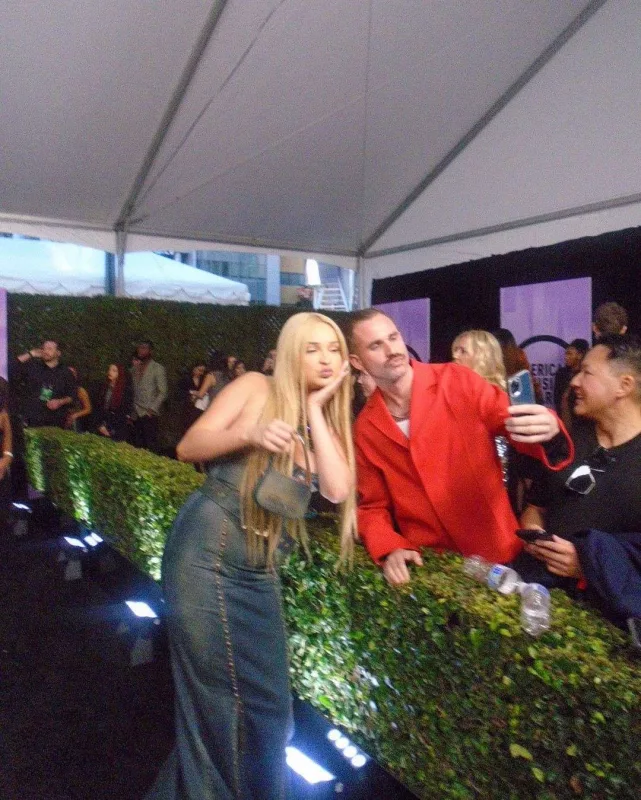 Britninin illər əvvəlki “look”unu təkrarladı