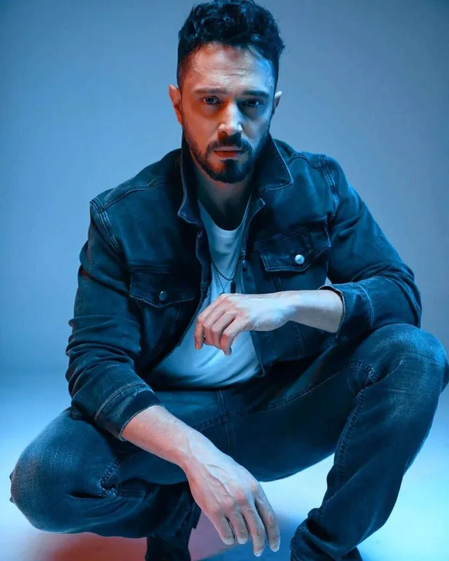 Murat onunla kinoya çəkilir