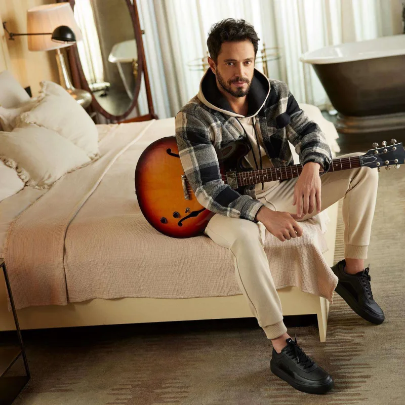 Murat onunla kinoya çəkilir