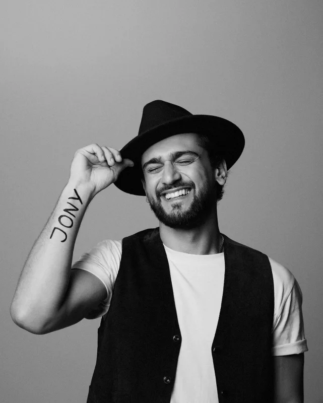 Coni səhnəni tərk edir?