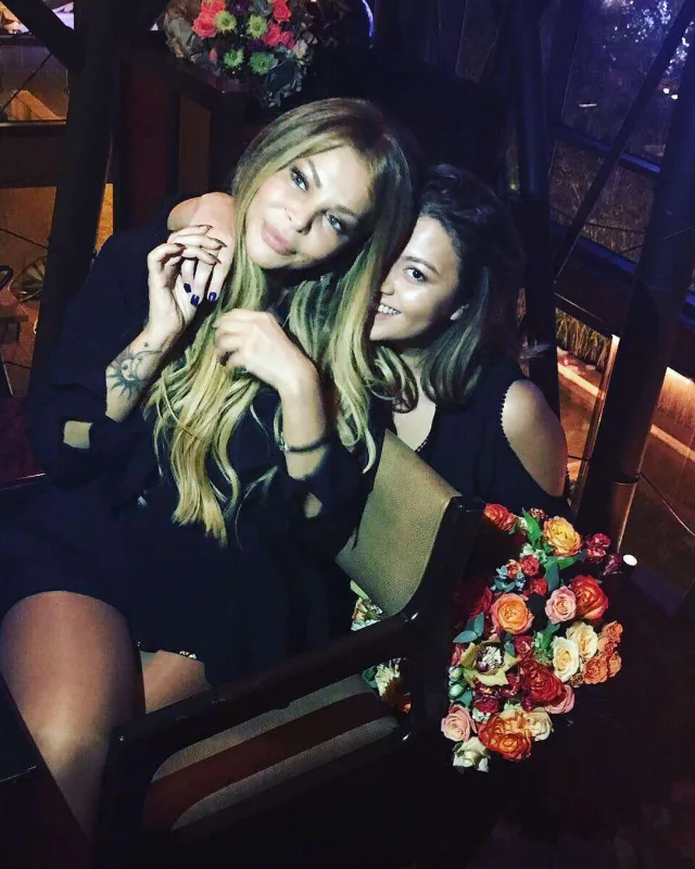 “İlqarə anasız böyüyüb”