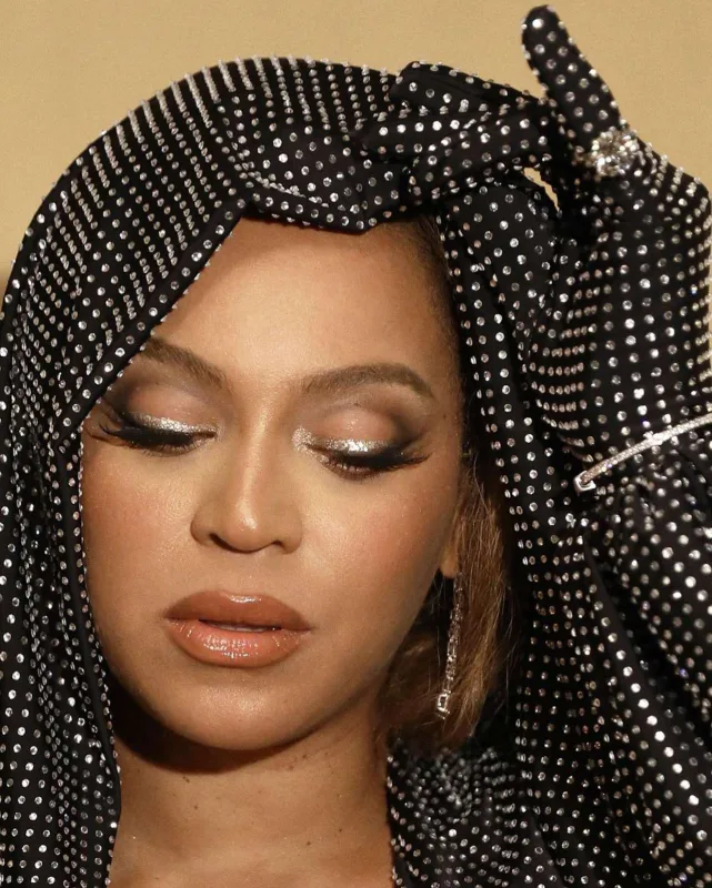 Beyons yeni klipinin tizerini yayımladı