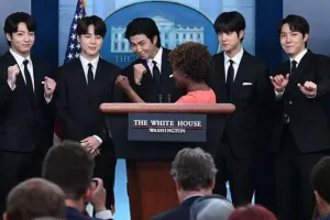 BTS Ağ Evdə çıxış etdi