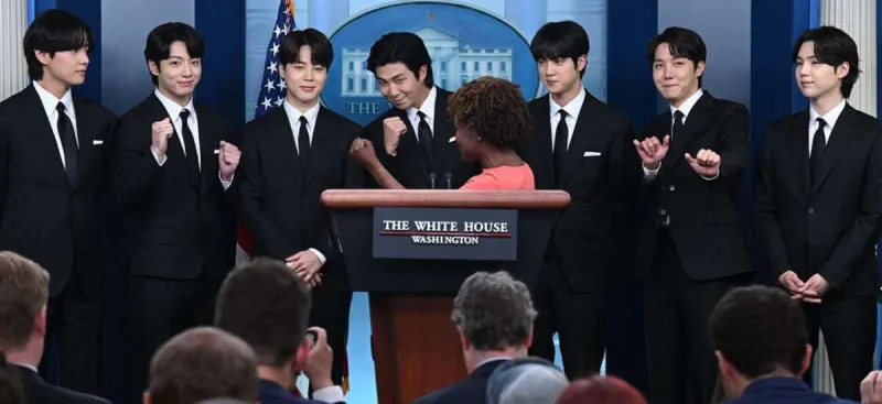 BTS Ağ Evdə çıxış etdi