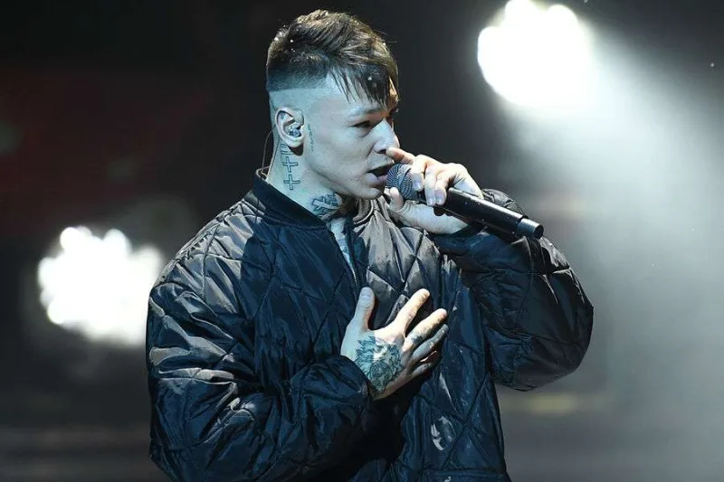 Səsini bəyənməyən fanatına 4 min ödədi