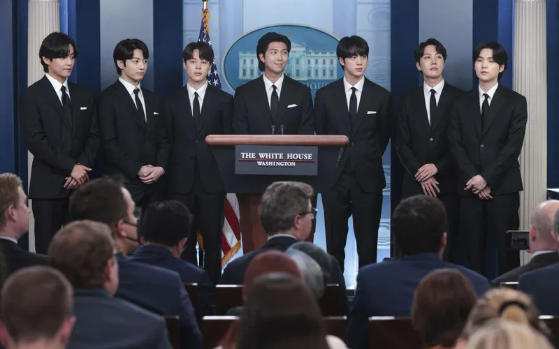 BTS Ağ Evdə çıxış etdi