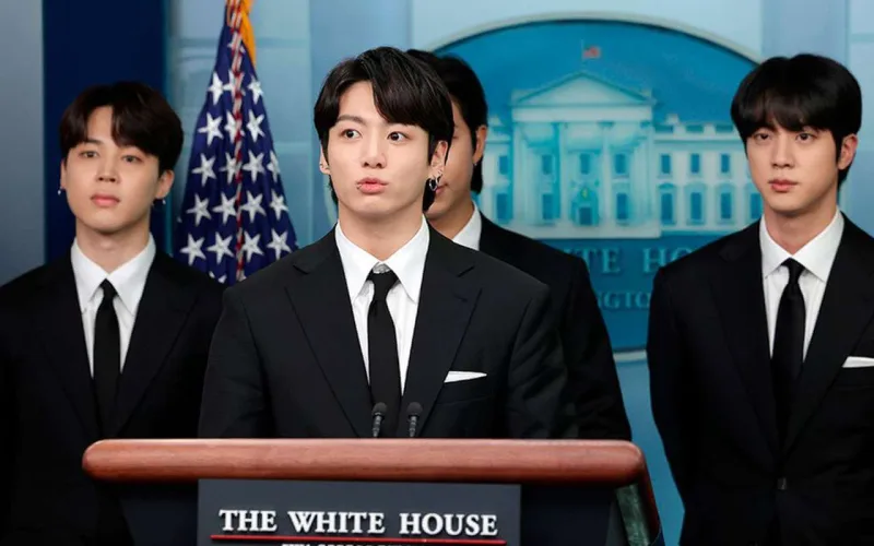 BTS Ağ Evdə çıxış etdi