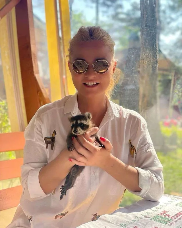 Həyat yoldaşı ilə ilk dəfə görüntüləndi - Foto