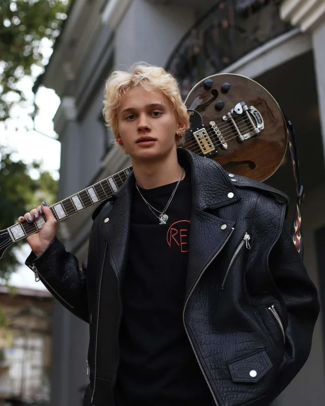 Blogerin agent kimi tanınması istənildi