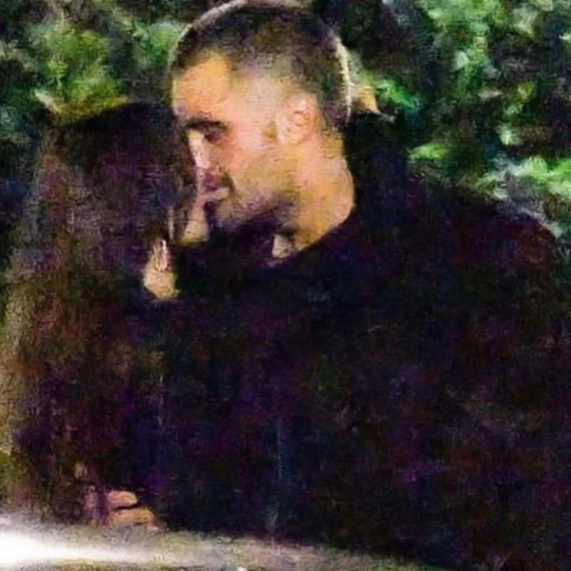 Yeni sevgilisiylə öpüşərkən görüntüləndi