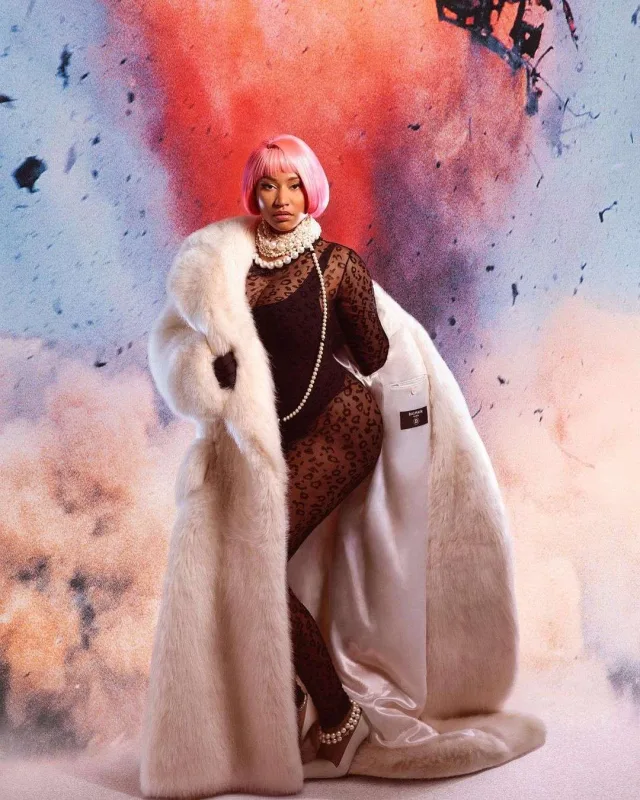 Niki bu jurnal üçün pozalar verdi