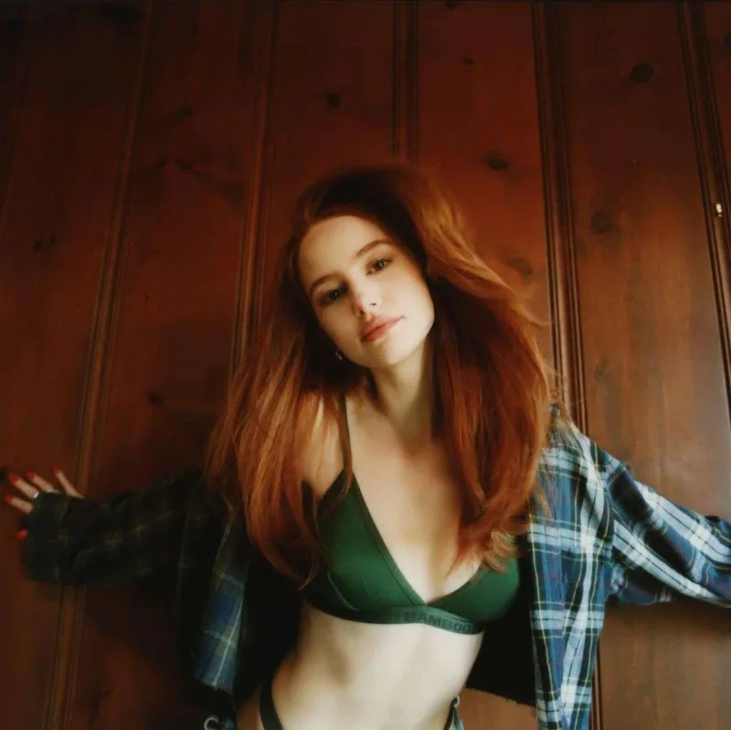 Petç alt paltarı brendi üçün pozalar verdi