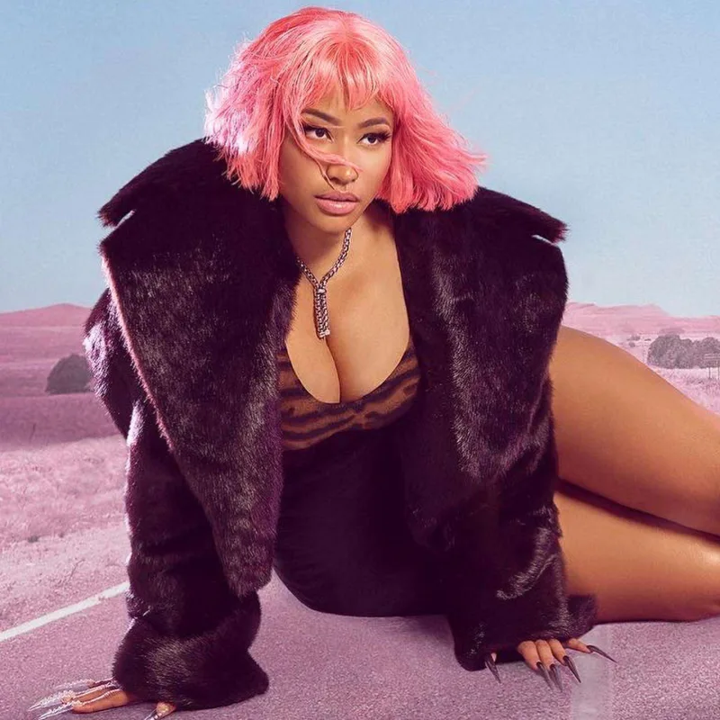 Niki bu jurnal üçün pozalar verdi