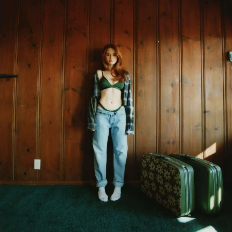 Petç alt paltarı brendi üçün pozalar verdi