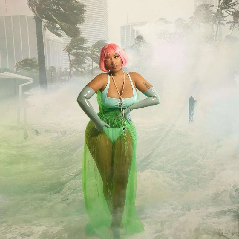 Niki bu jurnal üçün pozalar verdi