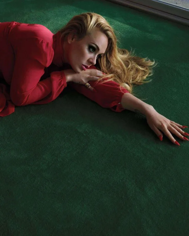 Adel “Elle” üçün kamera qarşısına keçdi