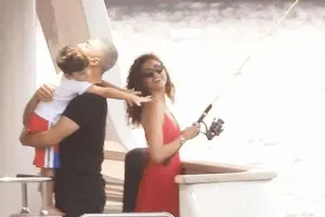 Özcan Deniz oğlu və sevgilisi ilə istirahətdə