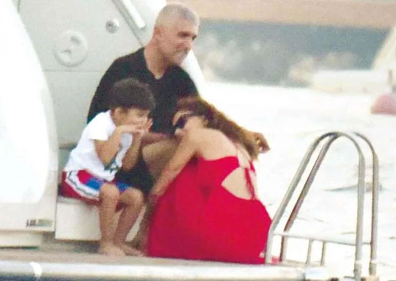 Özcan Deniz oğlu və sevgilisi ilə istirahətdə