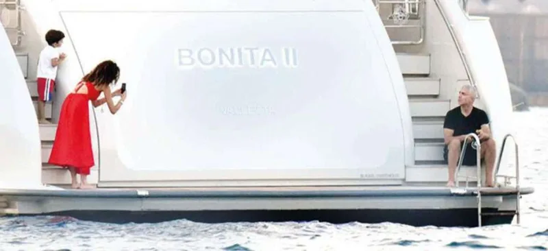 Özcan Deniz oğlu və sevgilisi ilə istirahətdə