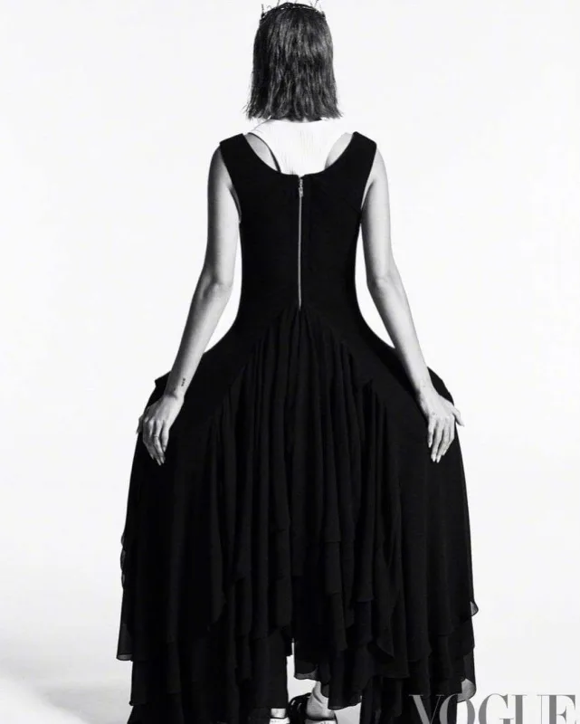 Heylidən “Vogue” üçün pozlar