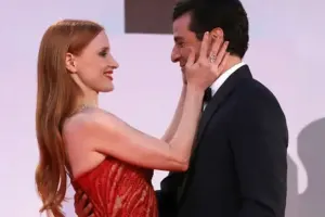 Qırmızı xalçadakı öpüş gündəm oldu