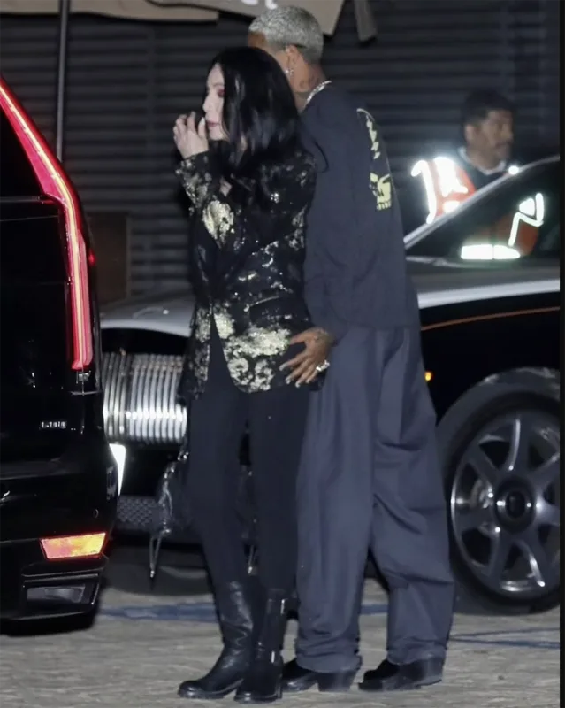 Özündən 40 yaş böyük sevgilisi ilə görüntüləndi