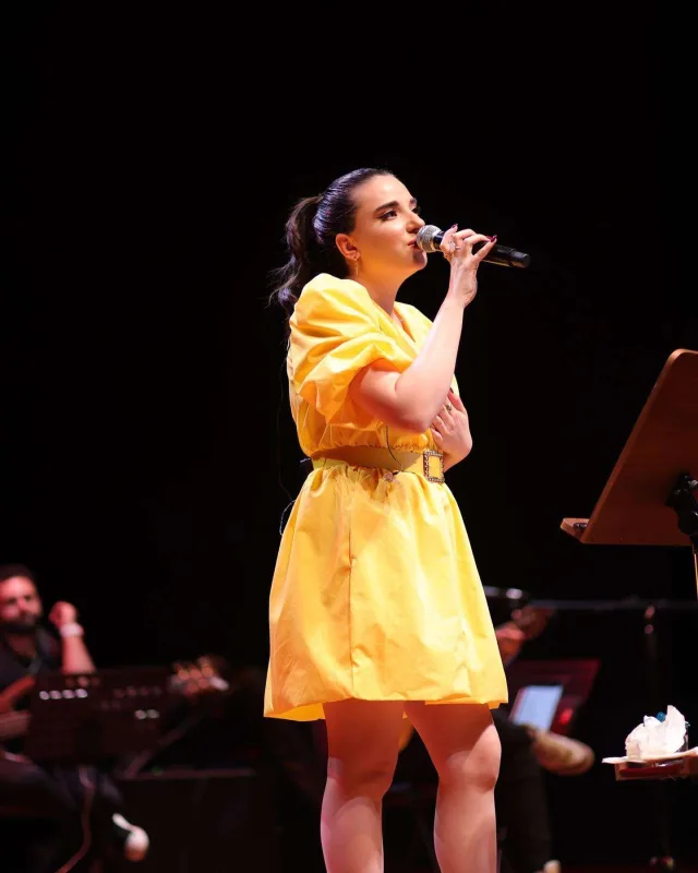 Damla və Nahidə eyni geyimdə