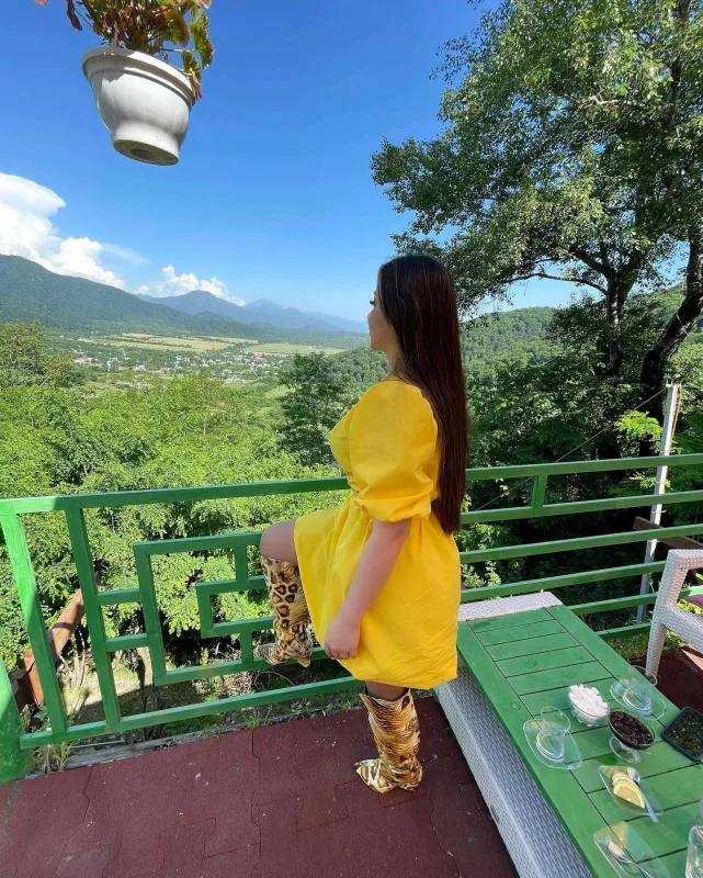 Damla və Nahidə eyni geyimdə