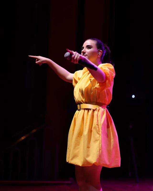 Damla və Nahidə eyni geyimdə