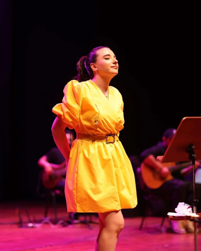 Damla və Nahidə eyni geyimdə