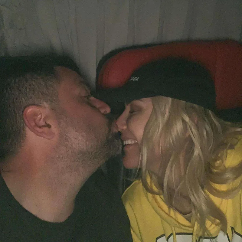 Ərinin cinayət məhkəməsində huşunu itirdi