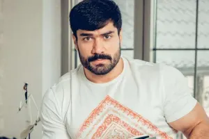 Pərviz klip çəkilişində ağır zədələndi