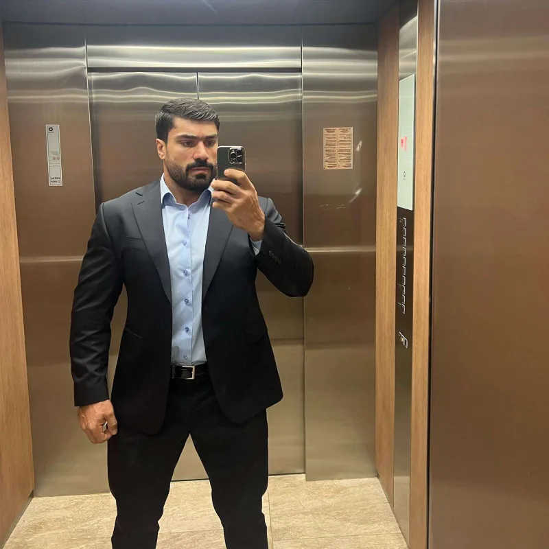 Pərviz klip çəkilişində ağır zədələndi