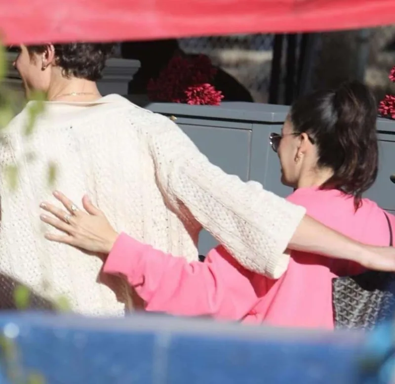 Mendes 50 yaşlı sevgilisiylə görüntüləndi