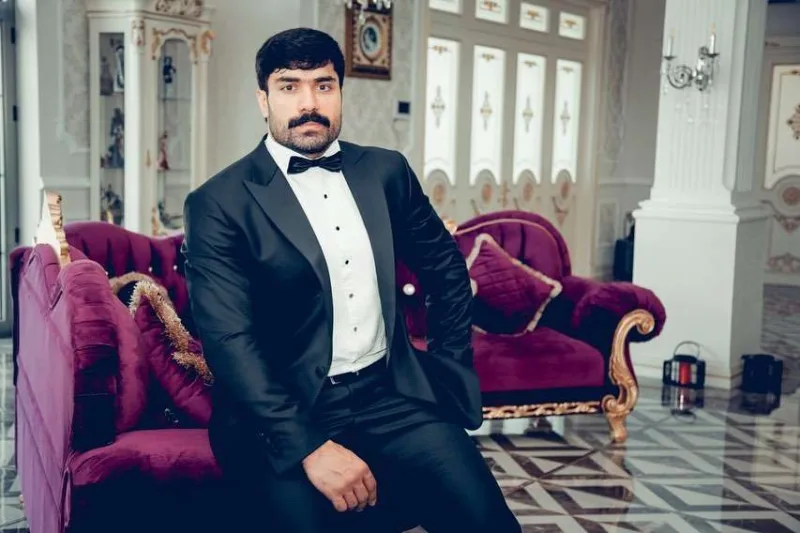 Pərviz klip çəkilişində ağır zədələndi