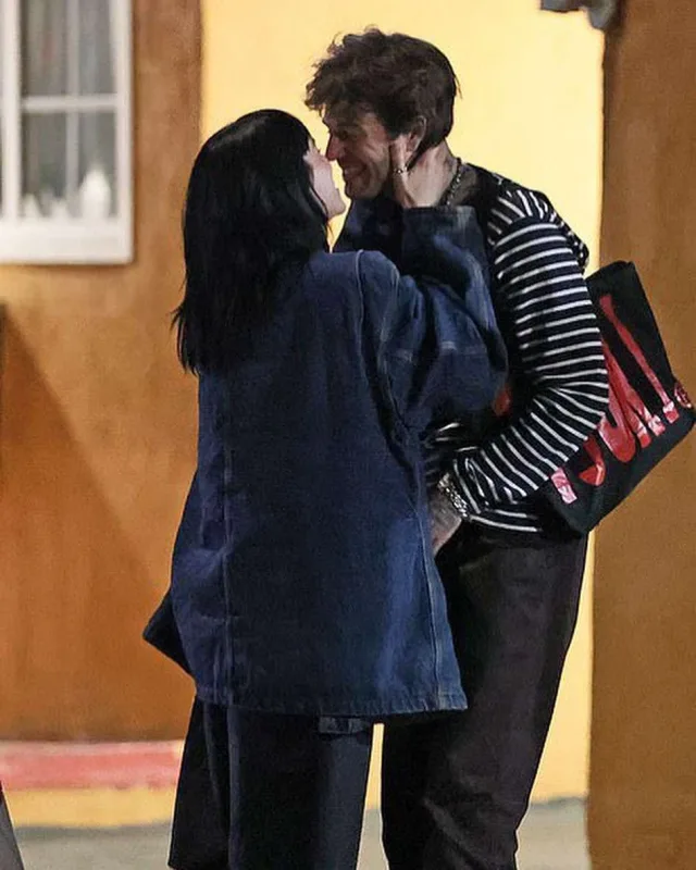 Sevgilisi ilə öpüşən fotoları yayıldı