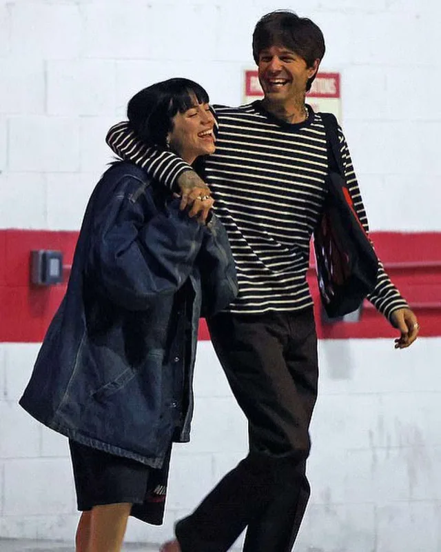 Sevgilisi ilə öpüşən fotoları yayıldı