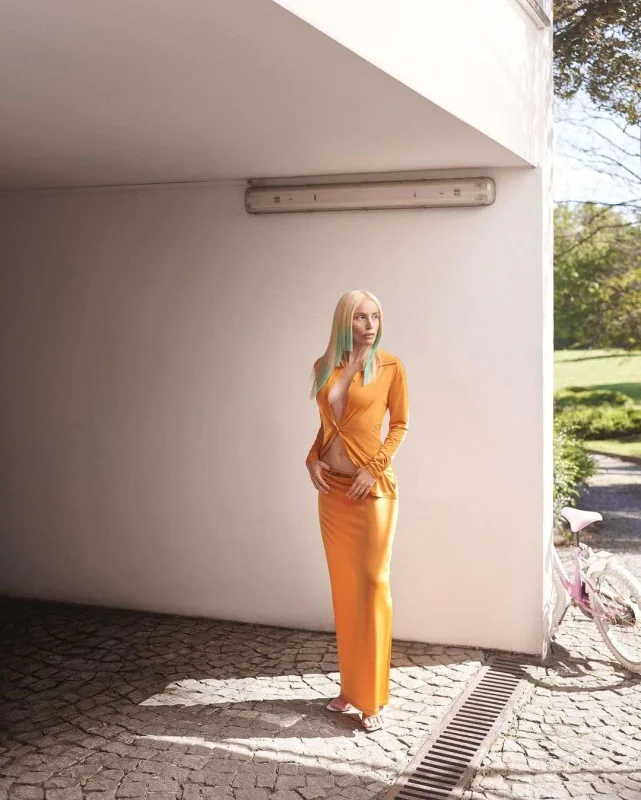 Gülşen “Lofficiel” üçün kamera qarşısında