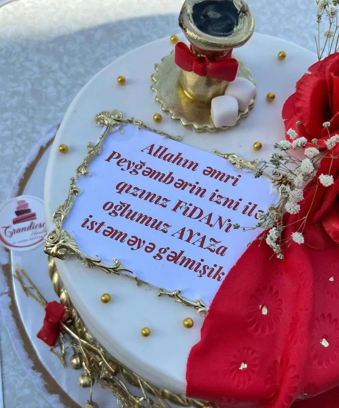 Ayaz model sevgilisi ilə üzük taxdı