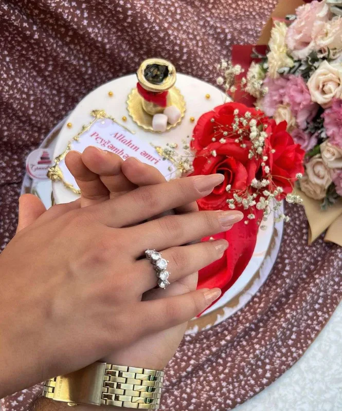 Ayaz model sevgilisi ilə üzük taxdı