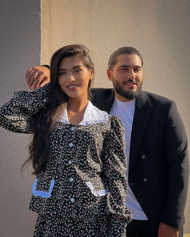 Ayaz model sevgilisi ilə üzük taxdı