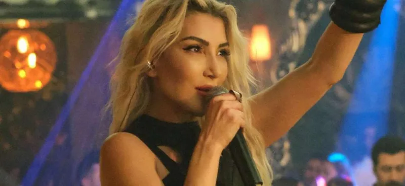 Handenin səhnə geyimi tənqid olundu